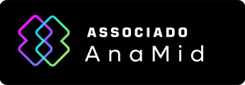 Selo preto de associado AnaMid com símbolo geométrico colorido à esquerda e texto “Associado AnaMid”.